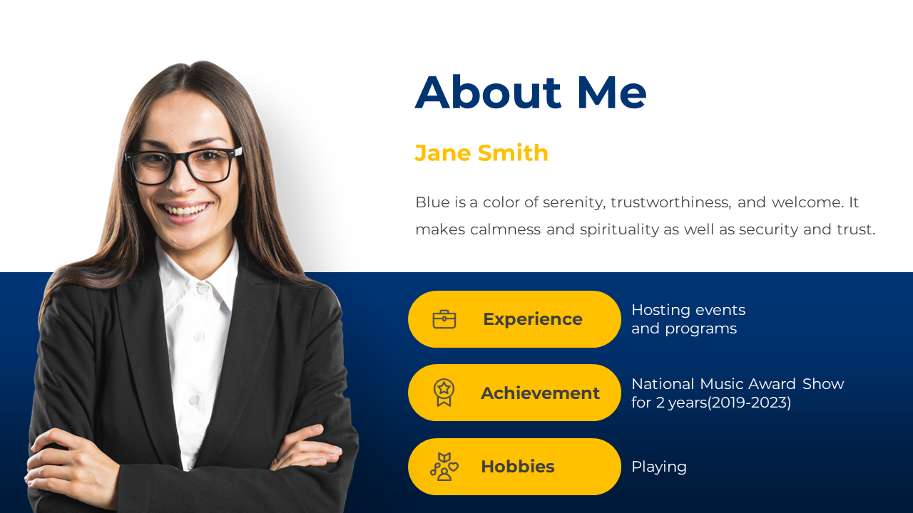 Slide featuring a smiling woman, with sections for experience, achievements, and hobbies on a blue and white background.